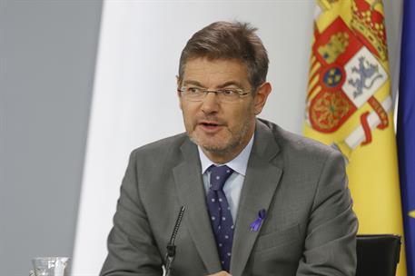 24/11/2017. Consejo de Ministros: Méndez de Vigo y Catalá. El ministro de Justicia, Rafael Catalá, durante la rueda de prensa posterior al C...